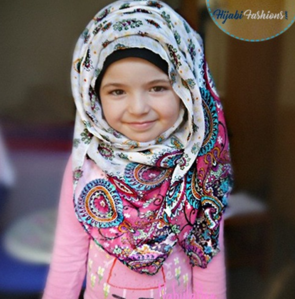 Hijab anak dengan aksen pita cantik